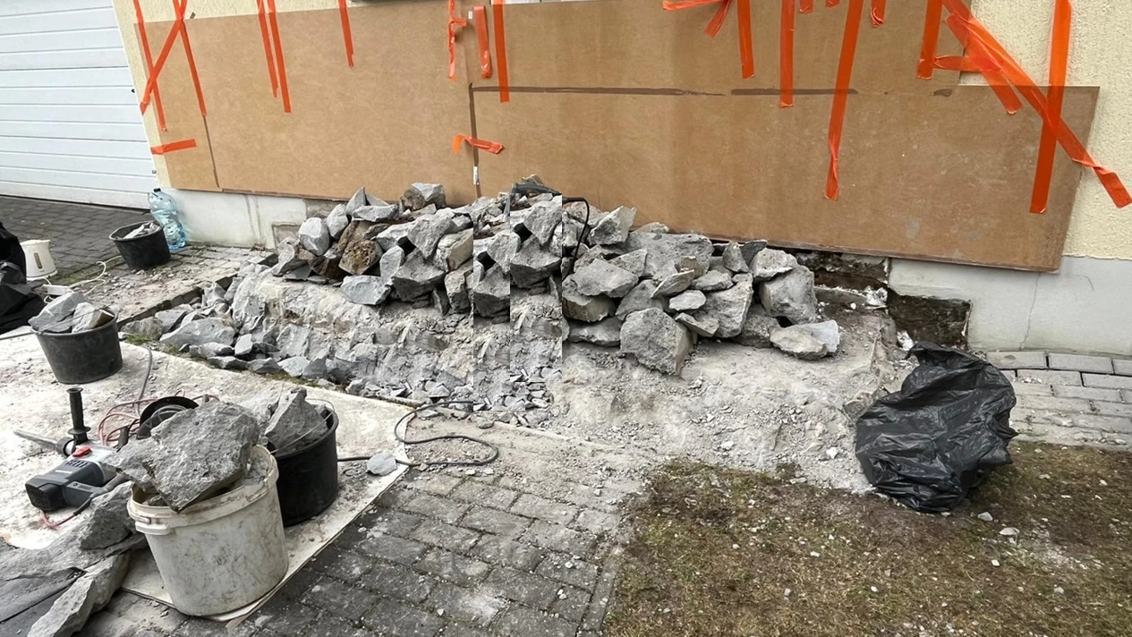 Wyburzenie starych schodów.webp